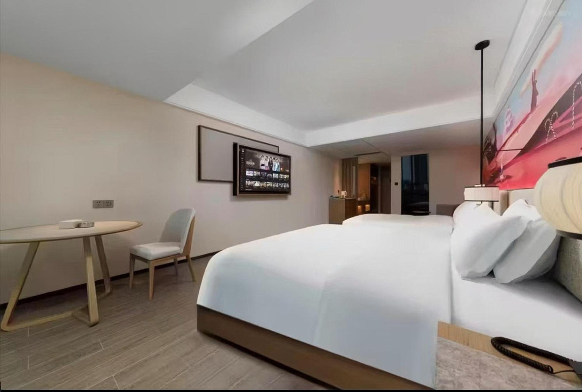Mehood Lestie International Hotel Nancun Wanbo Metro Station Branch - Free Shuttle Bus To Canton Fair Complex During Canton Fair Period & Free Breakfast & Free Afternoon Tea & Free Midnight Snack & Free Vpn Internet Access Zewnętrze zdjęcie