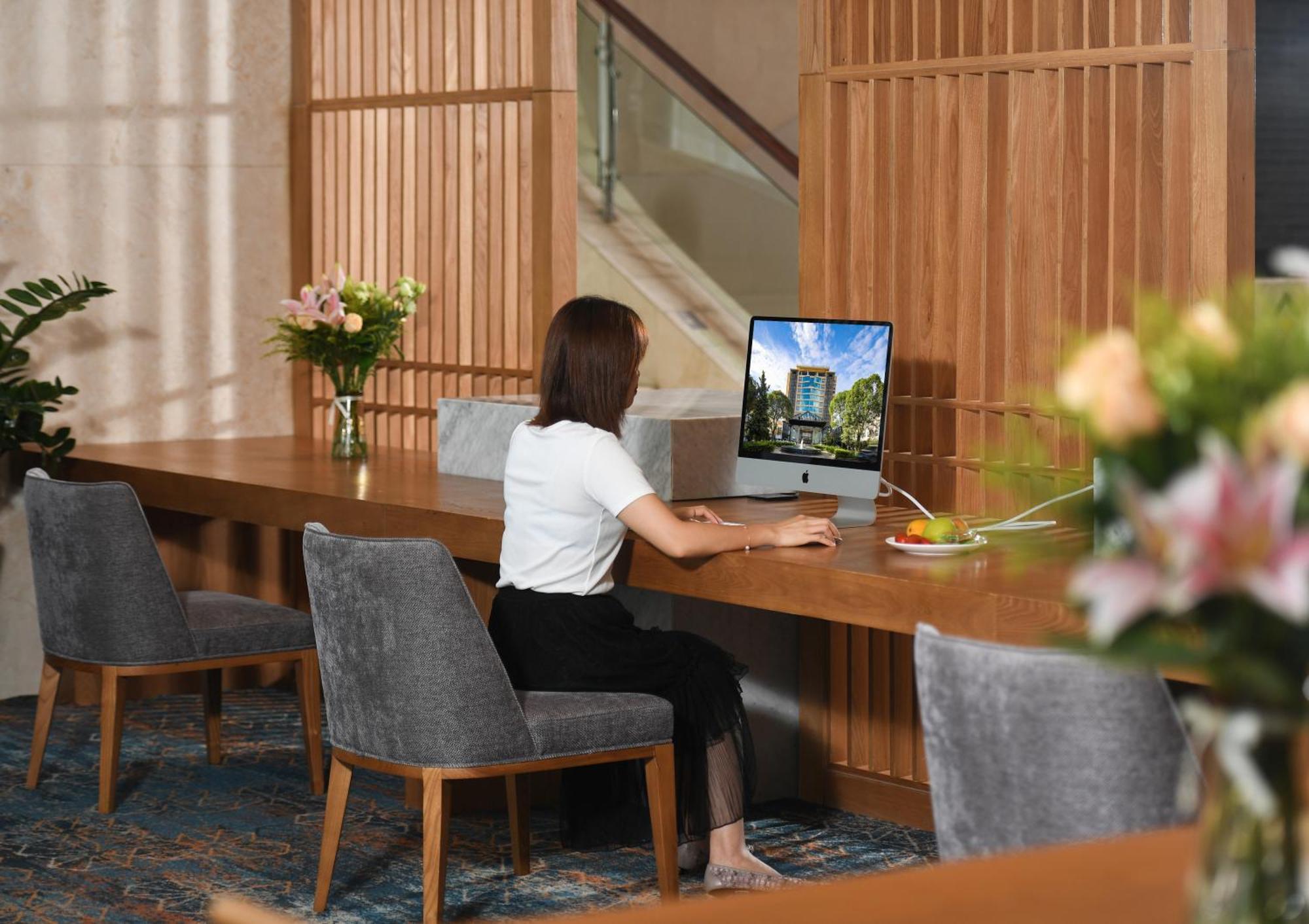 Mehood Lestie International Hotel Nancun Wanbo Metro Station Branch - Free Shuttle Bus To Canton Fair Complex During Canton Fair Period & Free Breakfast & Free Afternoon Tea & Free Midnight Snack & Free Vpn Internet Access Zewnętrze zdjęcie